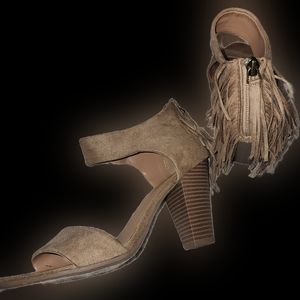 Q brand tassled heel